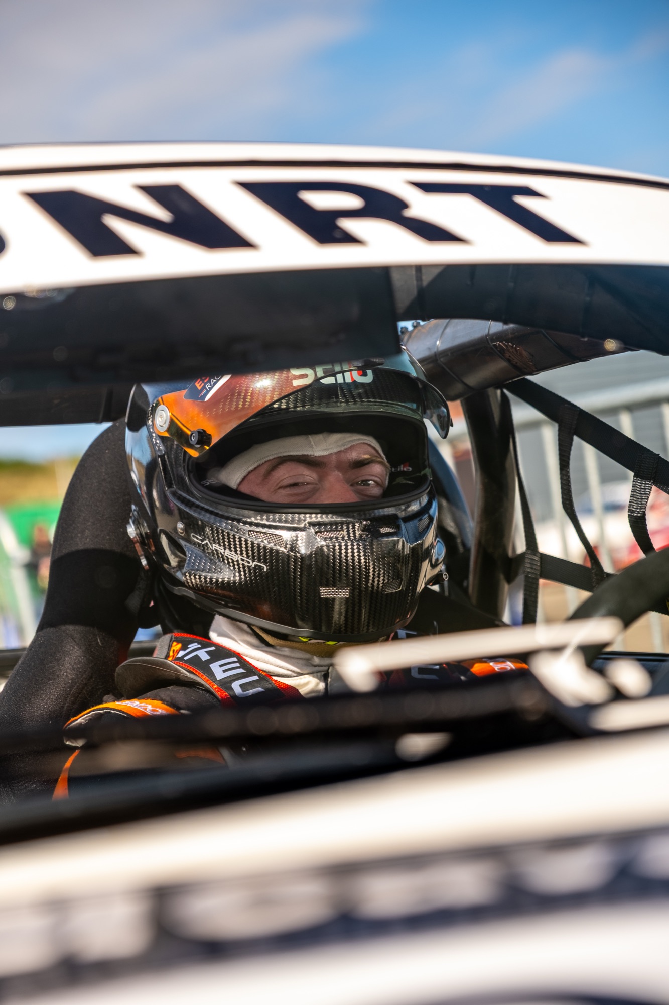 Olivier Olthof in the car, ready for the race