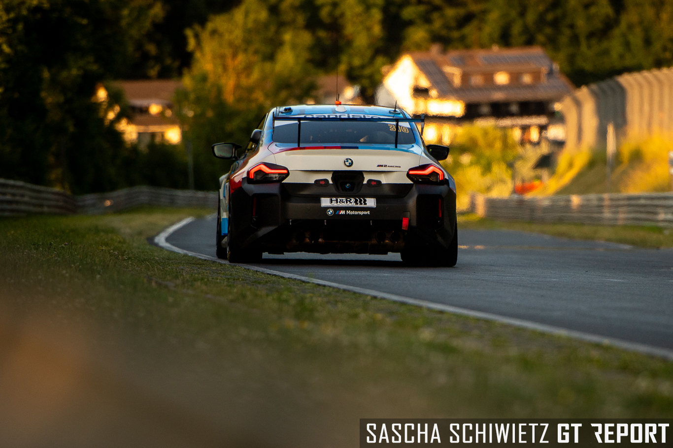 BMW M2 Racing op de Nürburgring Nordschleife bij gouden uur